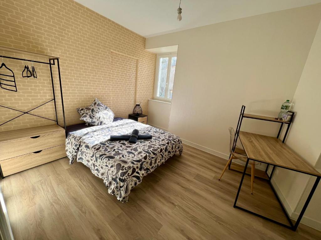 Schlafzimmer mit einem Bett und Holzboden in der Unterkunft Chez Olivia in Melle