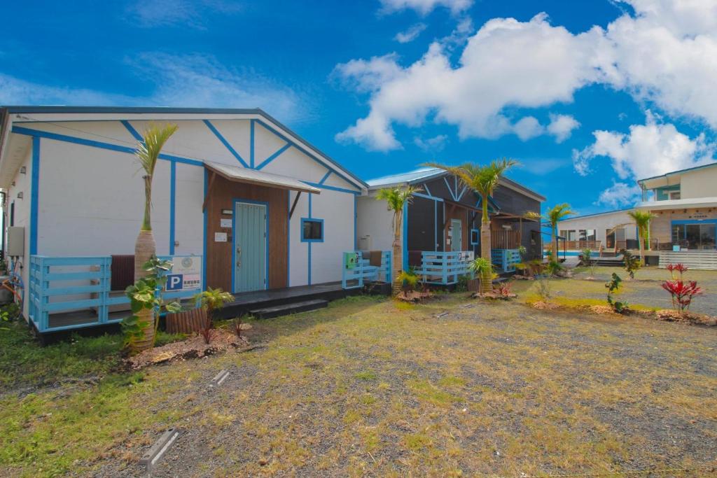 una fila de casas con palmeras en el patio en Repos Terrace - Vacation STAY 97966v, en Amami