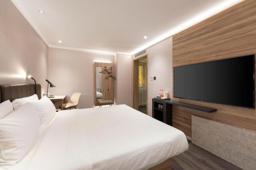 A bed or beds in a room at Hanting Premium Hotel Dalian Airport