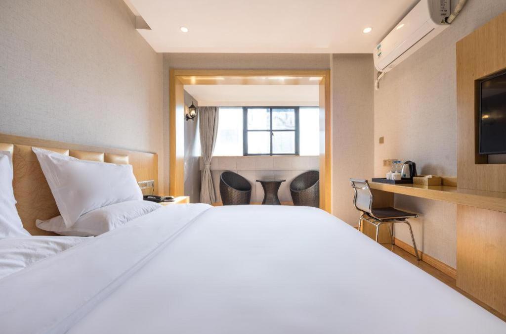 Hanting Hotel Shanghai Waitan Jiujiang Road房間的床