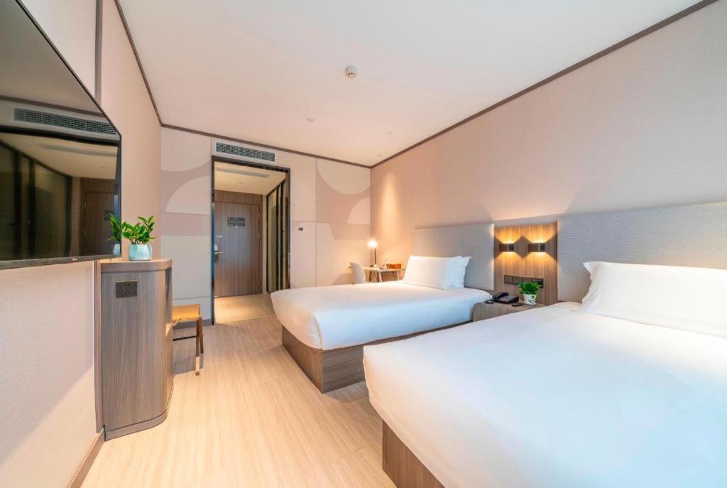 Llit o llits en una habitació de Hanting Hotel Chongqing West Railway Station