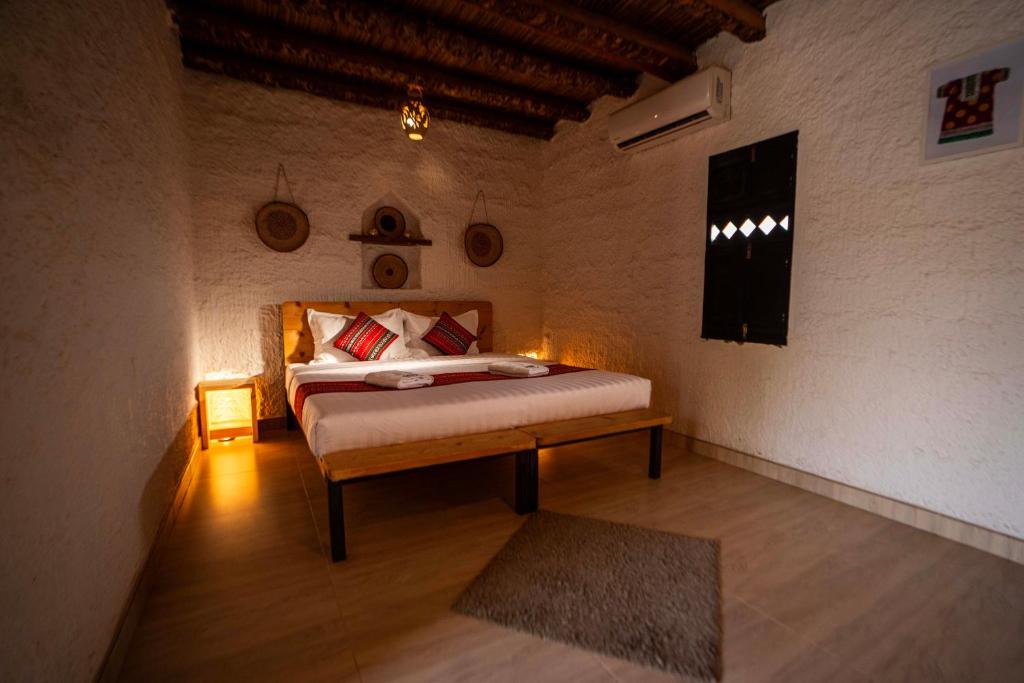 Postel nebo postele na pokoji v ubytování Sama al Wasil Desert Camp