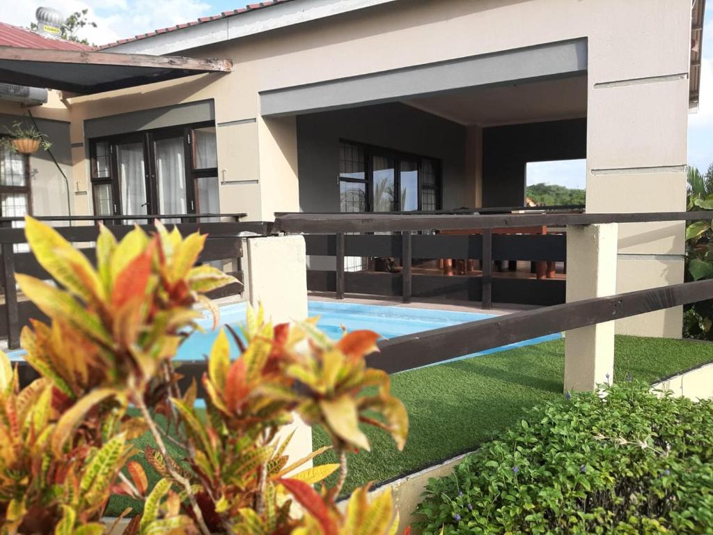 una casa con piscina frente a ella en Lagoon Ndziva, Bilene, en Vila Praia Do Bilene