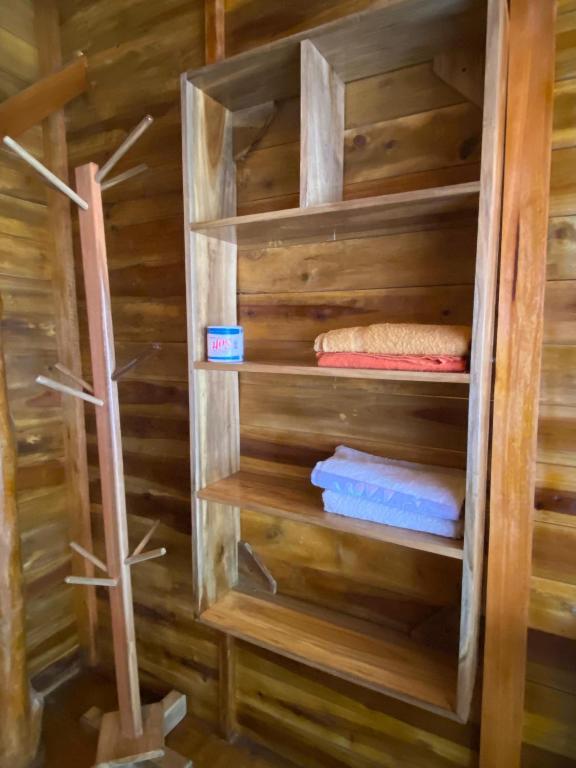 Palanda nebo palandy na pokoji v ubytování Surf Beach Hotel