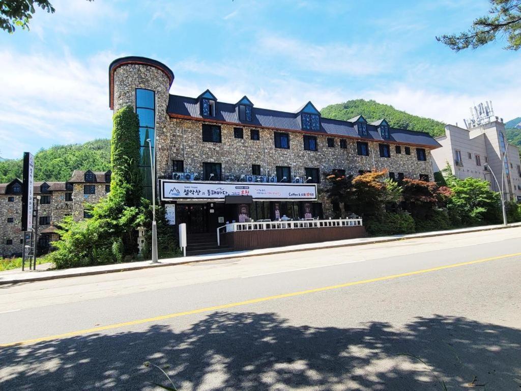 ein großes Gebäude am Straßenrand in der Unterkunft Seorak Mt., The East Sea and hot spring in P'i-gol
