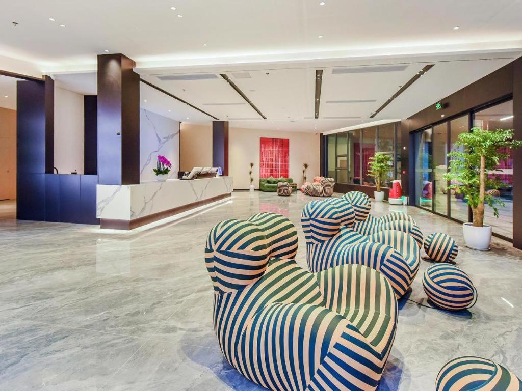 eine Lobby mit einer Reihe von Stühlen in einem Zimmer in der Unterkunft Borrman Hotel Chongqing Bishan Central Street in Daxing