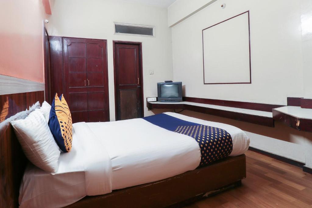 a bedroom with a bed and a tv in it at Oyo Yatra Inn in Bangalore