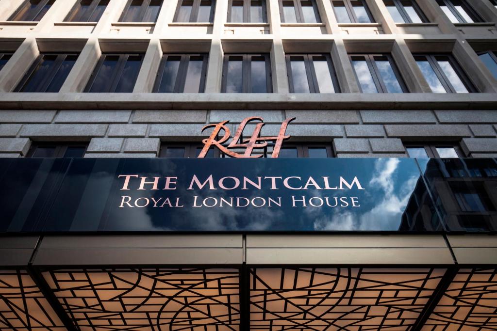 ein Schild an der Vorderseite eines Gebäudes in der Unterkunft Montcalm Royal London House, London City in London