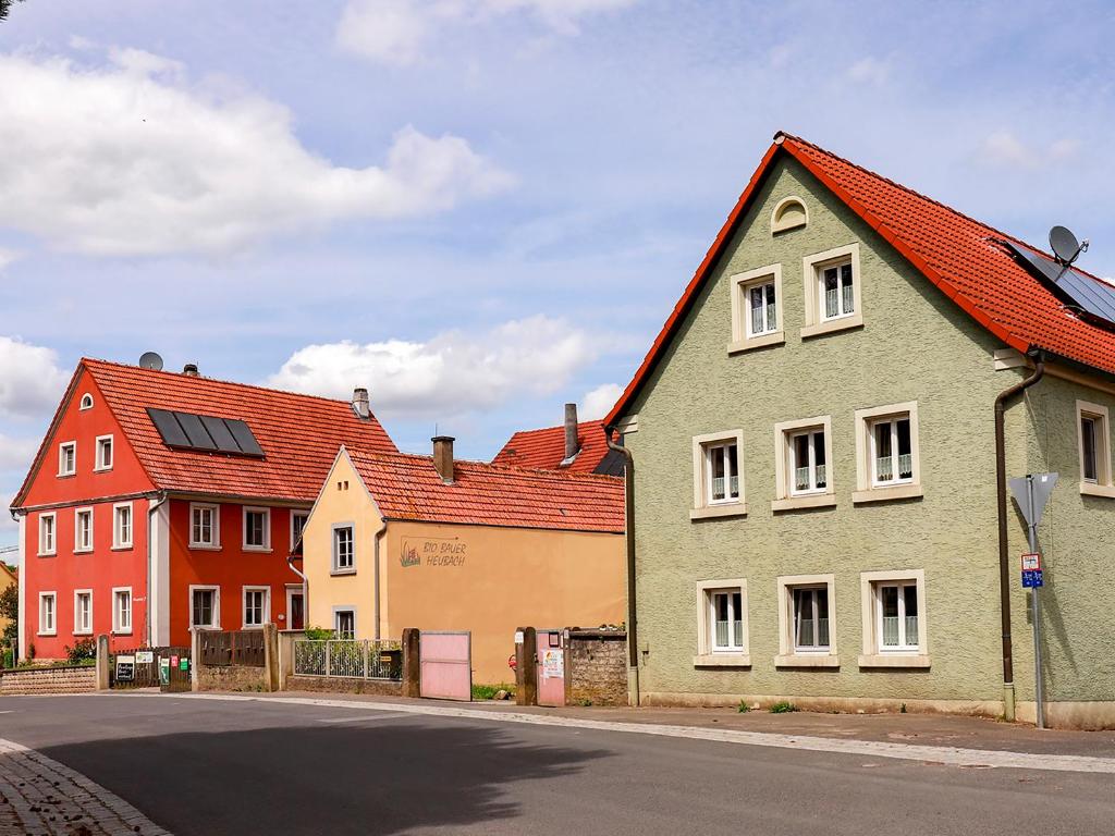 een rij huizen met rode daken op een straat bij Biobauer Heubach in Iphofen