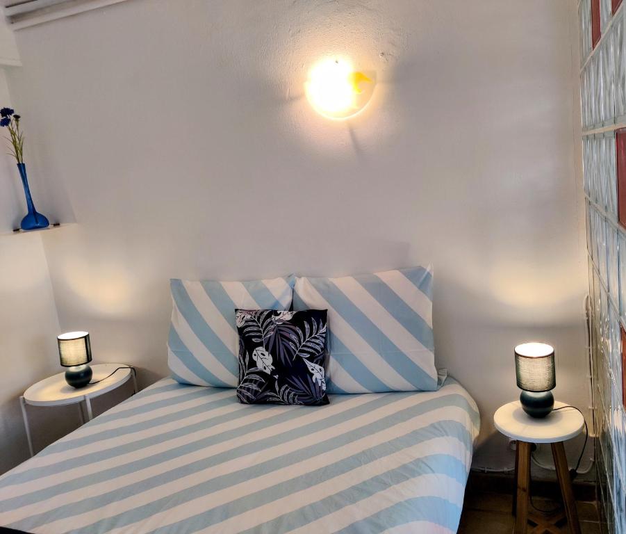 Posteľ alebo postele v izbe v ubytovaní LA PLAYA - VILLA ST LAURENT - Grand Studio avec espace nuit et parking privatif - 40 mètres de la Promenade Marcel Proust