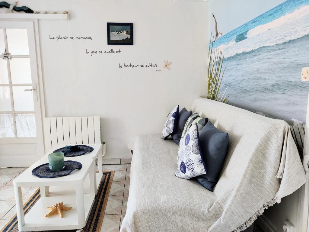 Posedenie v ubytovaní LA PLAYA - VILLA ST LAURENT - Grand Studio avec espace nuit et parking privatif - 40 mètres de la Promenade Marcel Proust