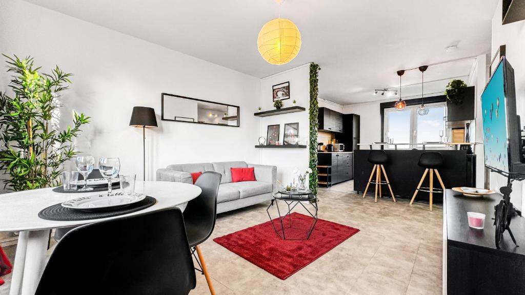 a living room with a table and a couch at Homey Savignat Aux portes de Paris in Créteil
