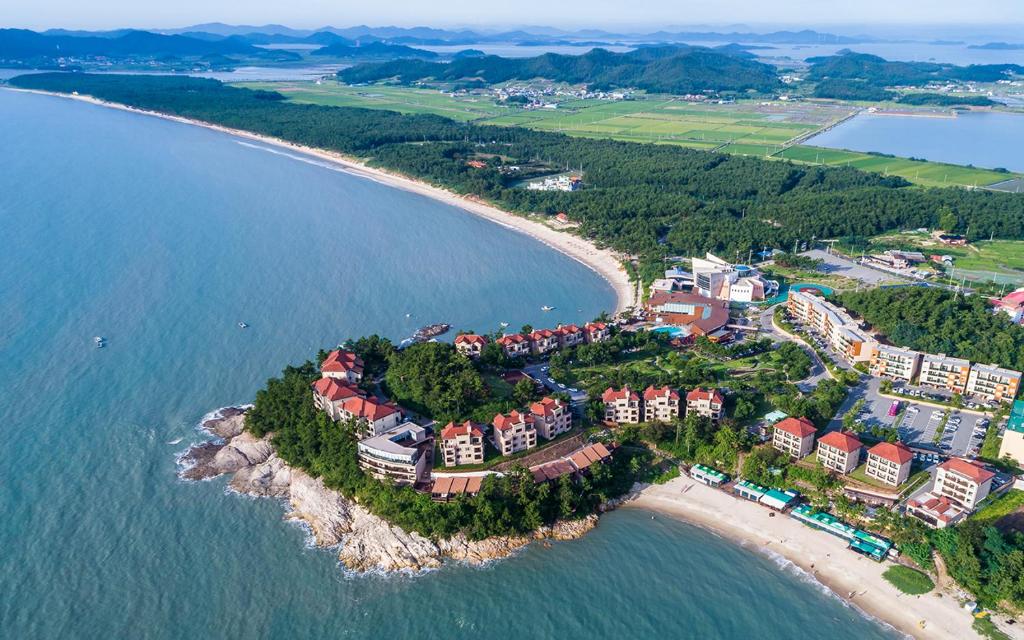 een luchtzicht op een resort op een strand bij Eldorado Resort in Sinan