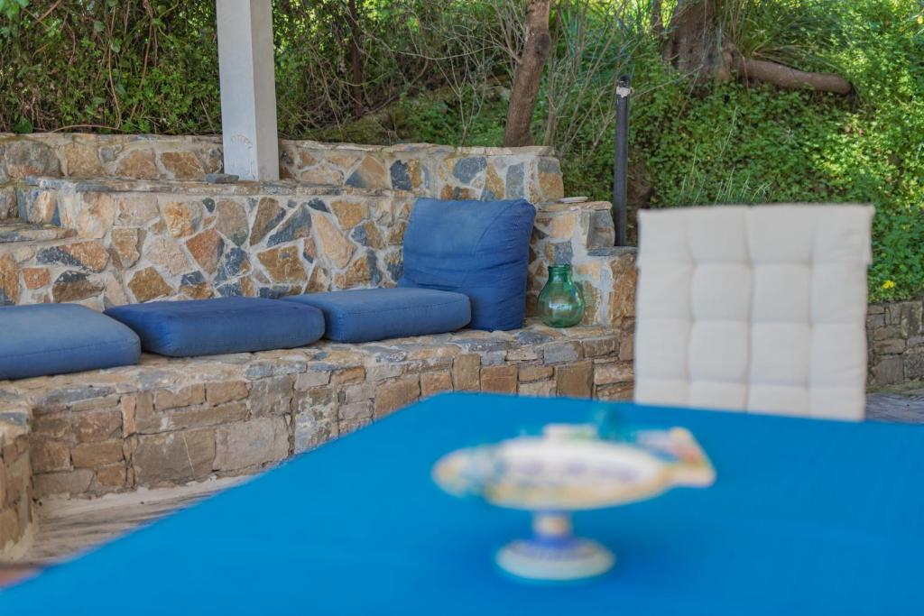 einem blauen Tisch mit einer Platte darüber in der Unterkunft Villetta relax in Castellabate