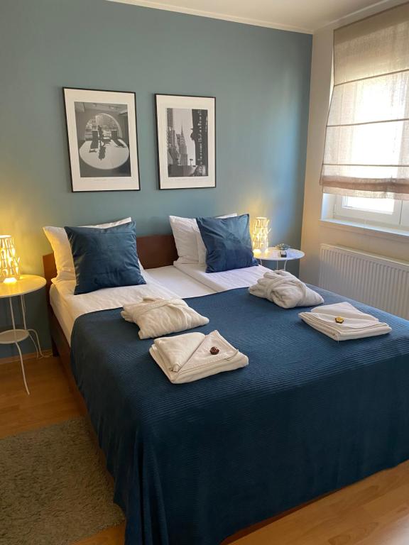 Duas camas sentadas uma ao lado da outra num quarto em Lake Apartment em Hévíz