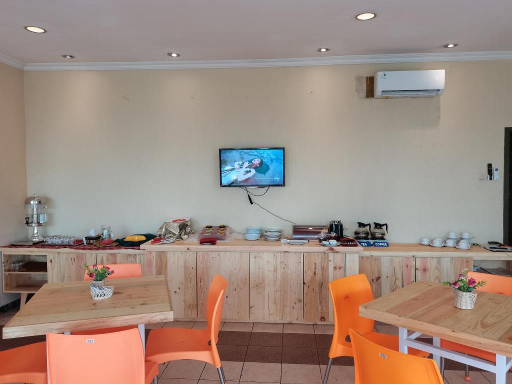 TV a/nebo společenská místnost v ubytování Hotel Catur Putra