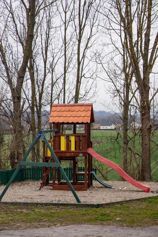 Herní místnost nebo prostor pro děti v ubytování Apartmaji Babi