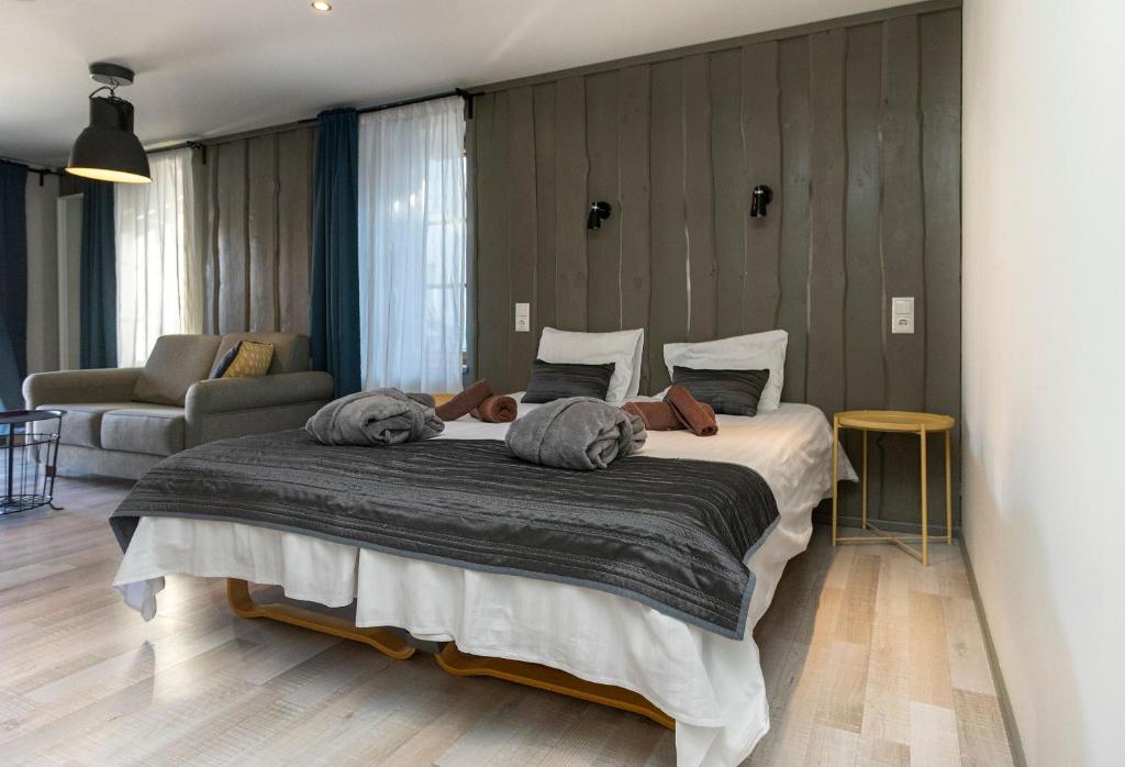 Postel nebo postele na pokoji v ubytování Johan Suites & Spa