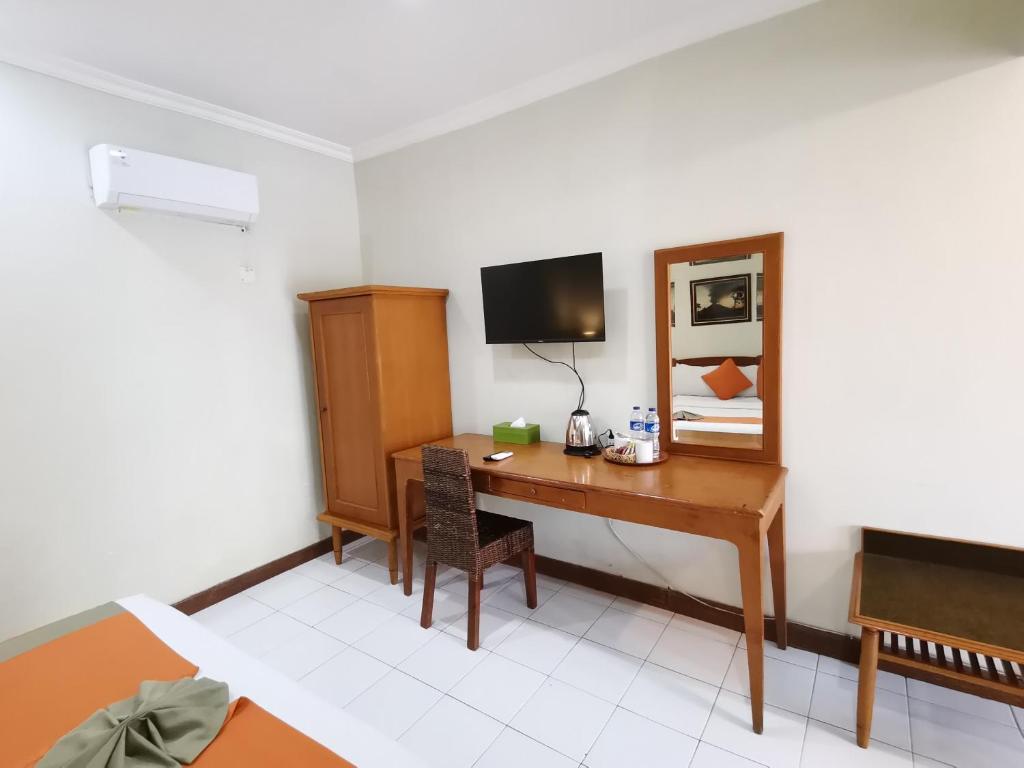 TV a/nebo společenská místnost v ubytování Hotel Catur Putra