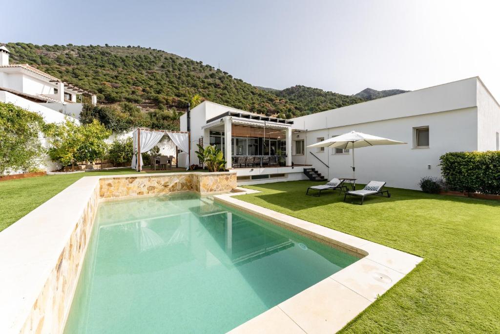a swimming pool in the backyard of a house at Villa Sueños in Mijas