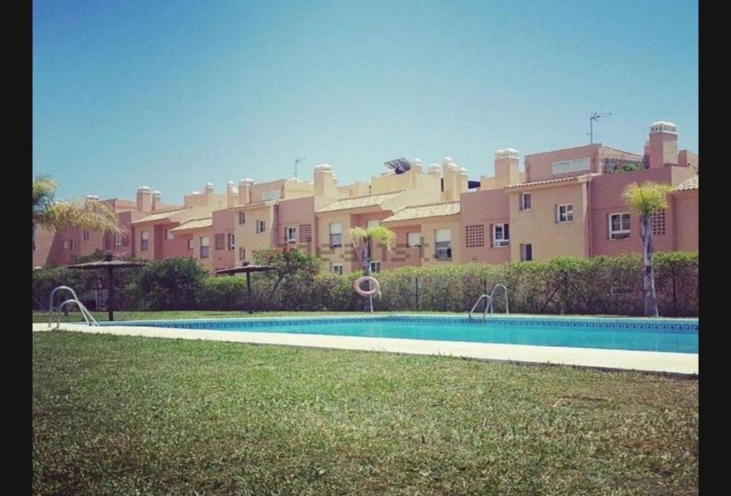 een groot appartementencomplex met een zwembad voor een gebouw bij Rincón de la Victoria in Rincón de la Victoria