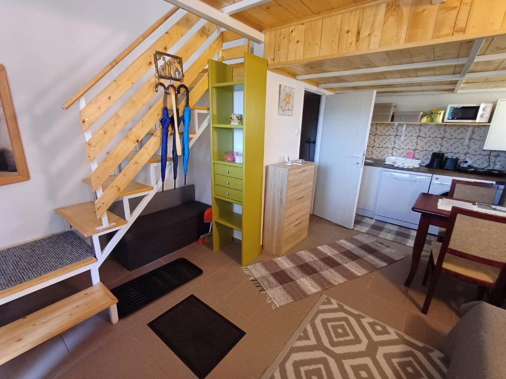 Kuchyň nebo kuchyňský kout v ubytování Viola Apartmanok Bogács