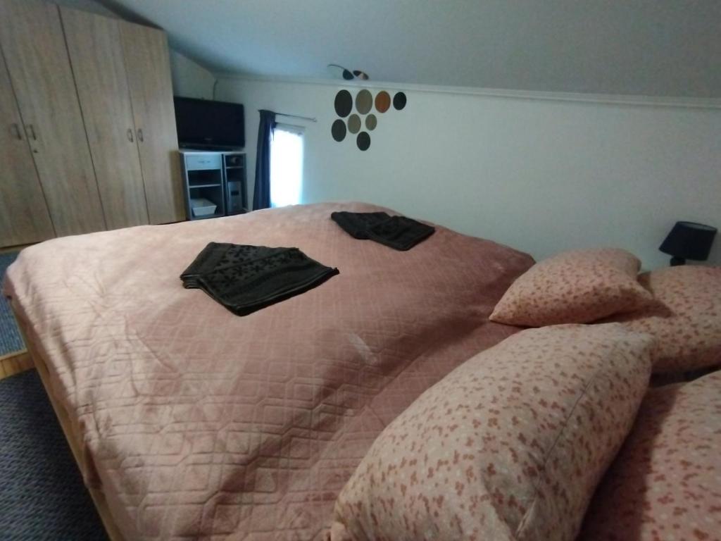 Postel nebo postele na pokoji v ubytování Viola Apartmanok Bogács