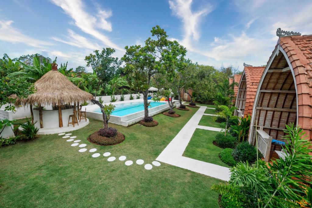 an image of a backyard with a swimming pool at Uluwatu Desa in Uluwatu