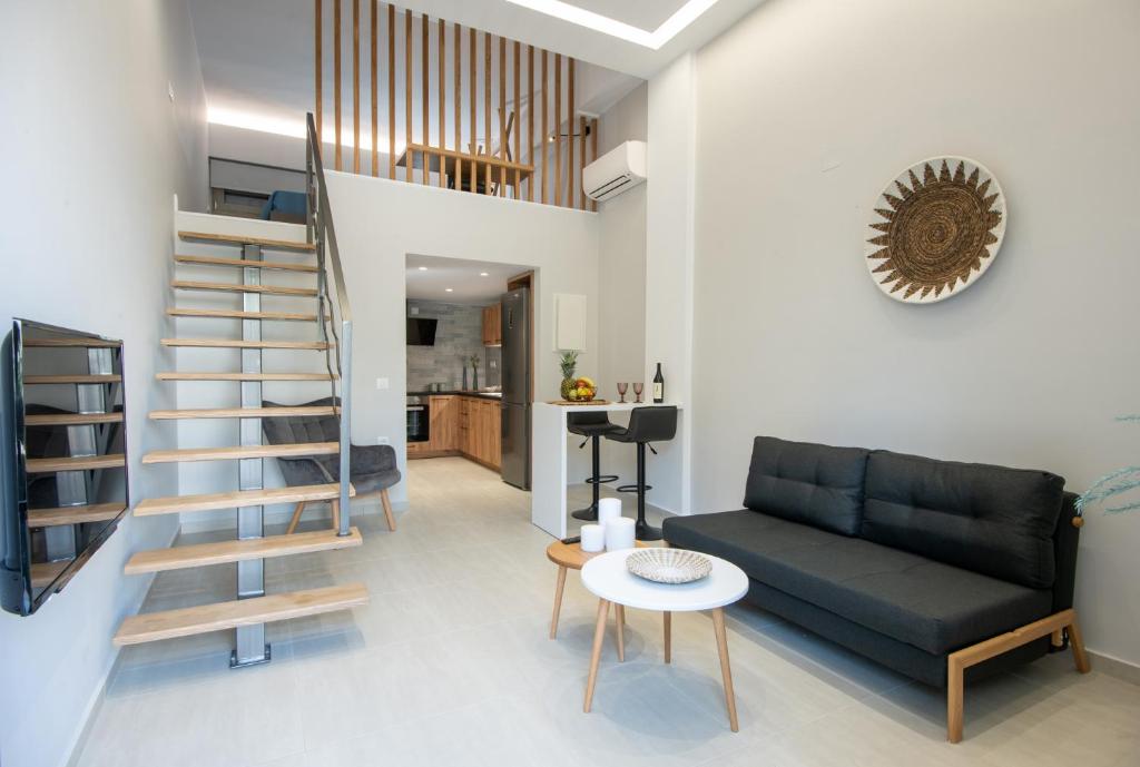 un soggiorno con divano e una scala a chiocciola di Mylos Modern Apartments,By Idealstay Experience ad Ágios Nikólaos