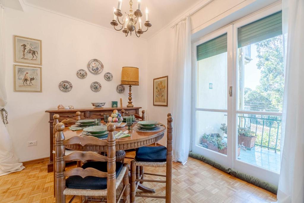 uma sala de jantar com uma mesa e uma janela em Villa Tigullio Vintage Holiday Flat em Rapallo