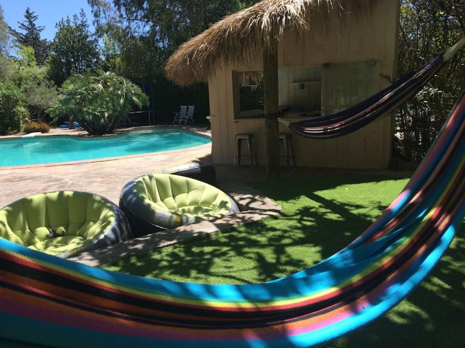 - un hamac dans une cour à côté de la piscine dans l'établissement Villa Saint-Côme, du grand luxe à 1 min de la mer, à Hyères