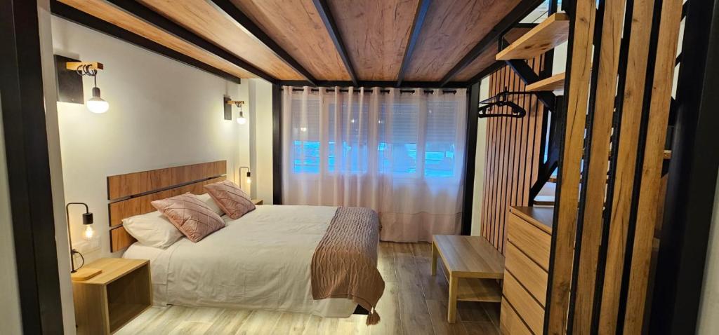 Un dormitorio con una cama grande y una ventana en Loft Puerta Almodovar, en Córdoba