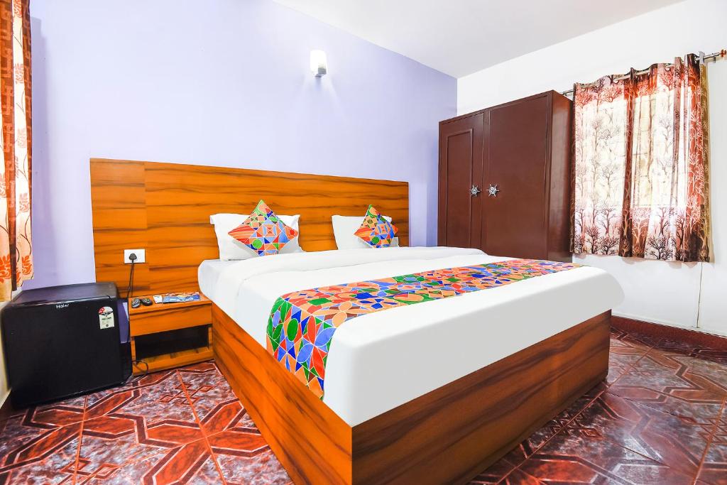 a bedroom with a large bed in a room at FabHotel Angelo's Inn in Calangute