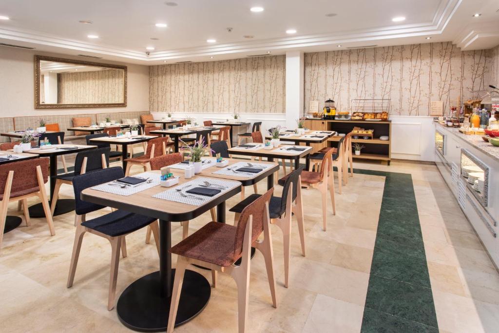 Comida en o cerca de este hotel