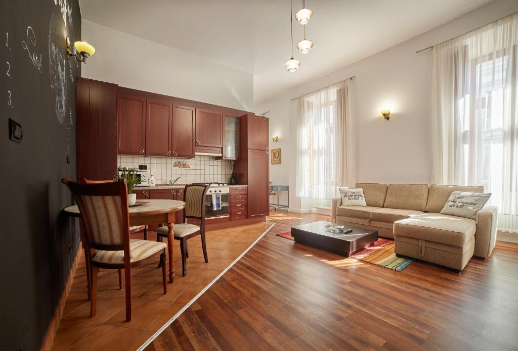 uma sala de estar com um sofá e uma mesa em The Central Retreat - Premium Enjoyment em Arad