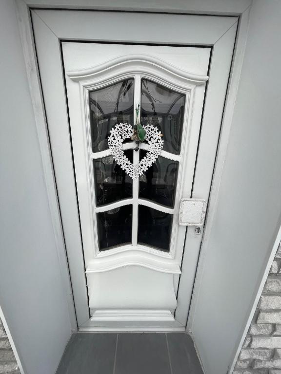 a door with a heart shaped wreath on it at Möblierte Wohnung 2 Einzelzimmer in Hünxe