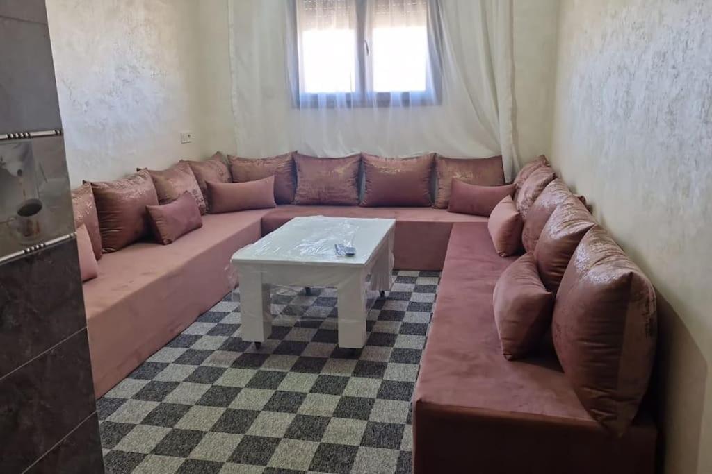 un soggiorno con divano e tavolo di دار الياقوت Dar Al Yaqut a Dakhla