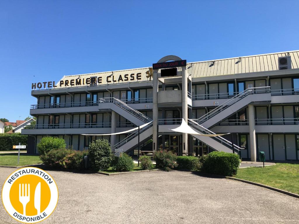 budynek z tabliczką z klasą hotelowego kominka w obiekcie Premiere Classe Vichy - Bellerive Sur Allier w mieście Bellerive-sur-Allier