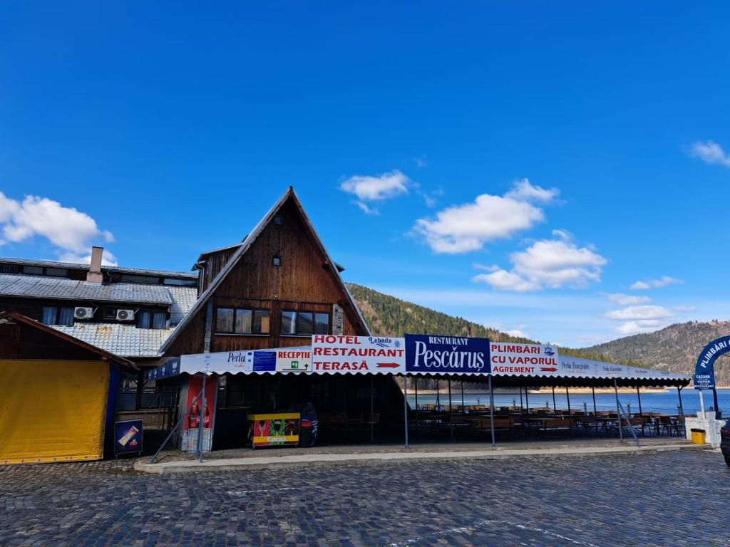 Hotel Pescarus Port Bicaz في بيكاز: مبنى عليه لافتات