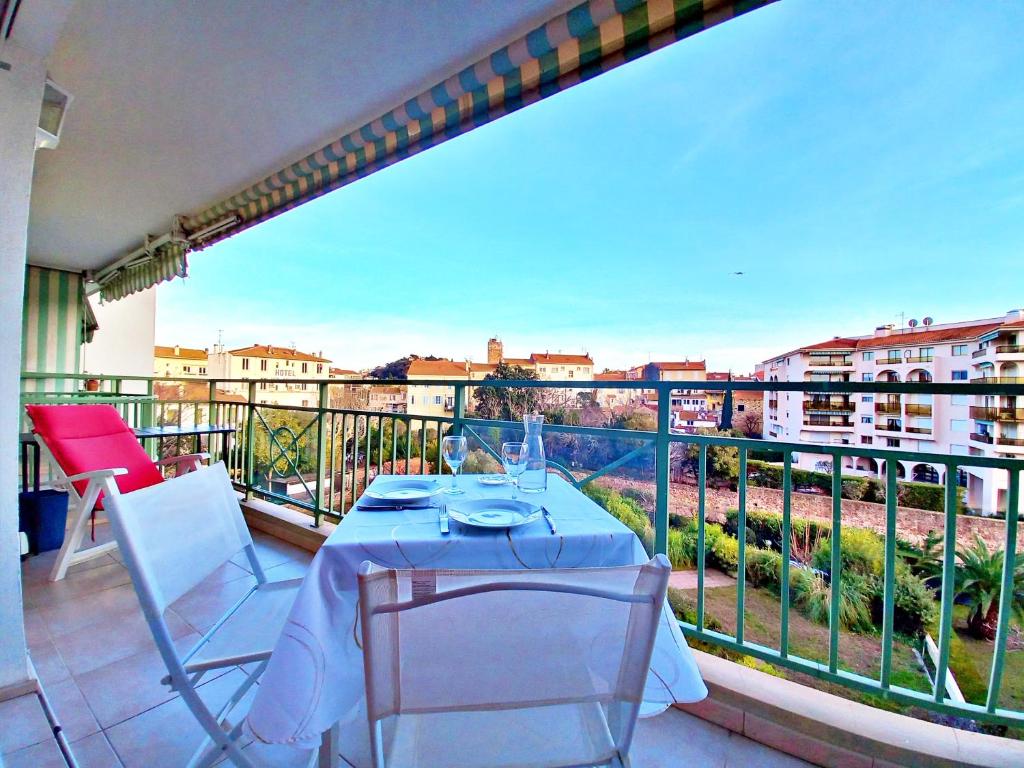 une table et des chaises sur un balcon avec vue dans l'établissement St Raphaël centre- plages à proximité-tout à pieds, à Saint-Raphaël