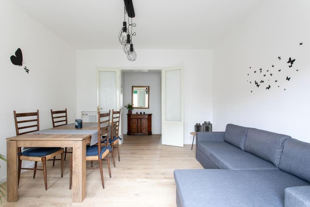 - un salon avec une table et un canapé dans l'établissement Dandolo apartment by Welc(h)ome, à Trévise