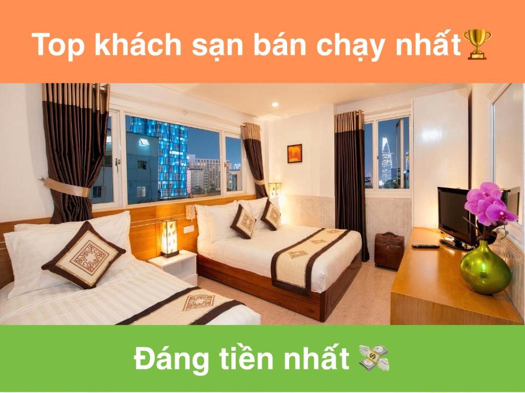 Cette chambre comprend deux lits, un bureau et une télévision. dans l'établissement Felix Hotel, à Hô-Chi-Minh-Ville