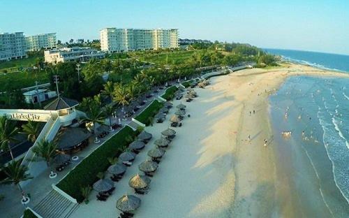 - une vue aérienne sur une plage avec des bâtiments et l'océan dans l'établissement OCEAN VISTA, à Phan Thiết