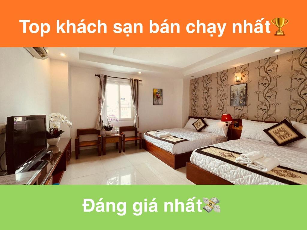 Cette chambre comprend 2 lits et une télévision à écran plat. dans l'établissement SaiGon Europe Hotel, à Hô-Chi-Minh-Ville