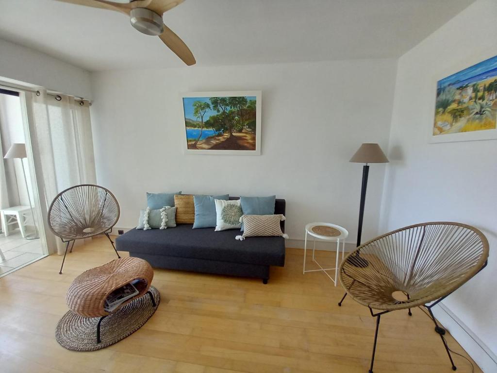- un salon avec un canapé et deux chaises dans l'établissement T2 - Centre ville - proche plage, à Bormes-les-Mimosas