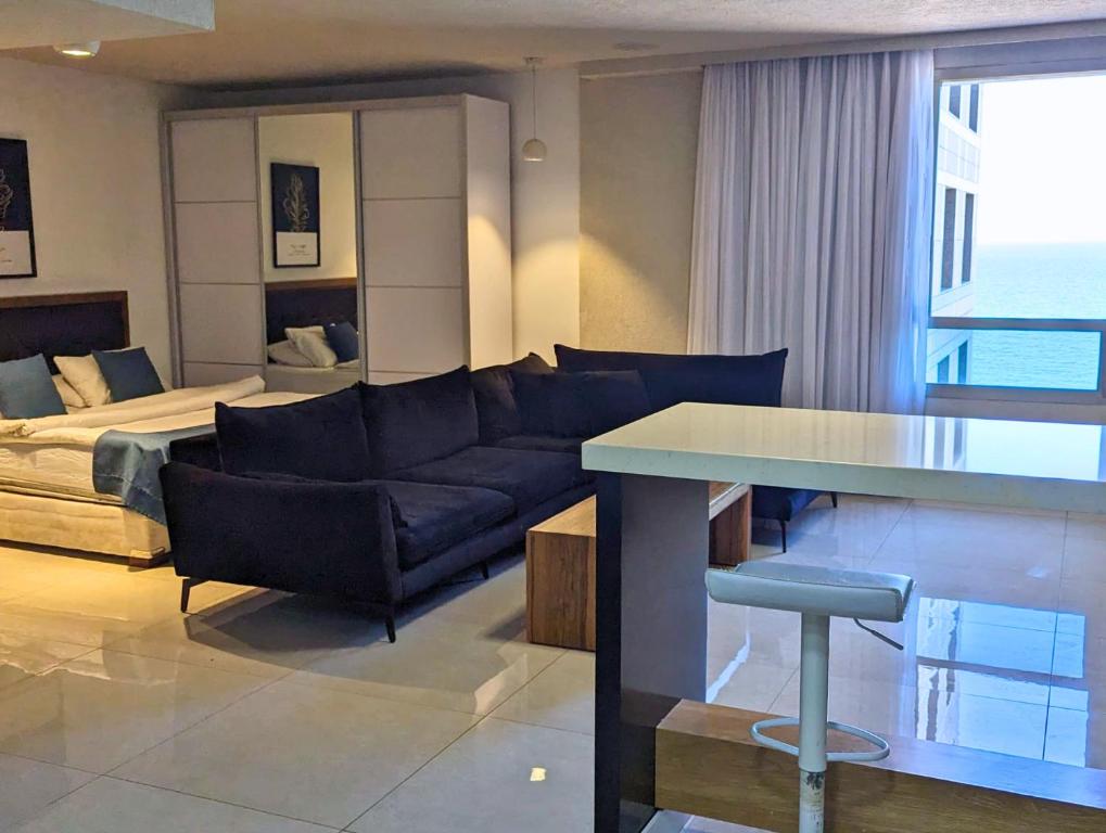 Almog Beach Apartments מגדלי חוף הכרמל חיפה - Suite Con Bañera De Hidromasaje