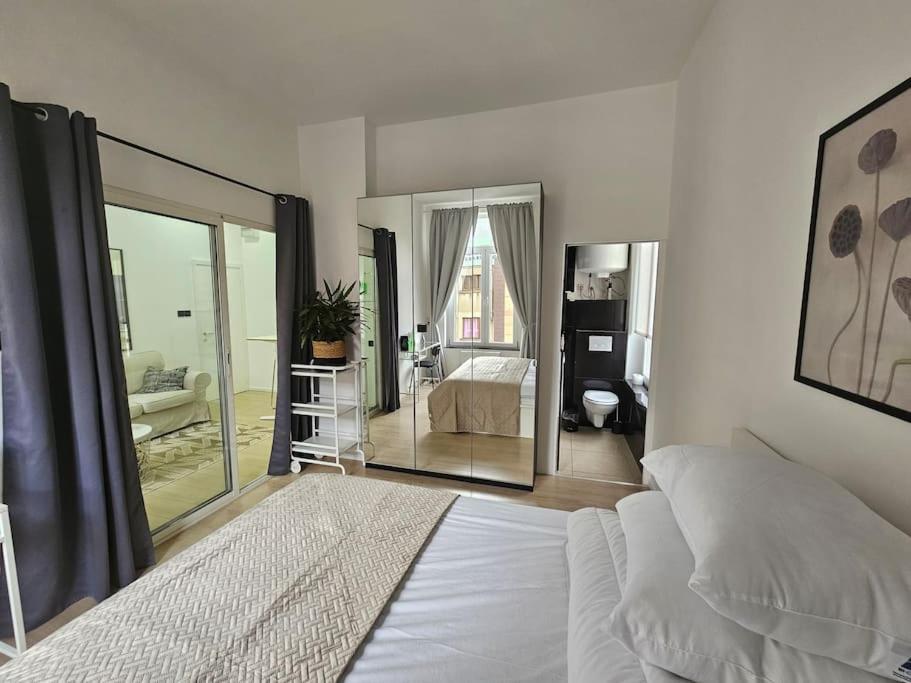 - une chambre avec un lit et un grand miroir dans l'établissement Cosy studio center of Bruxelles, à Bruxelles