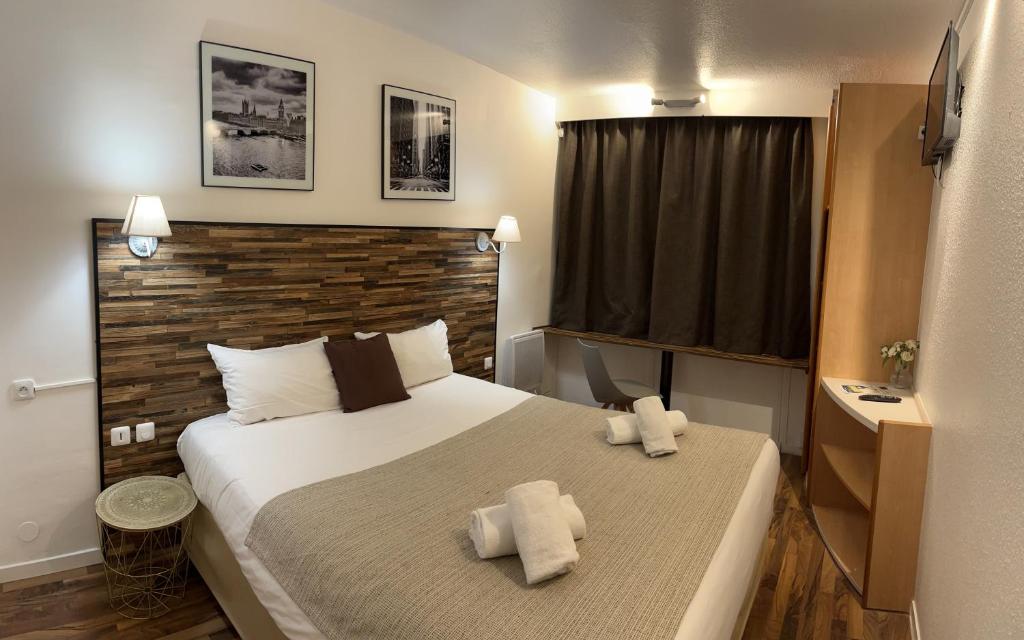 Una habitación de hotel con una cama con toallas. en Resothel Group, en Le Cannet