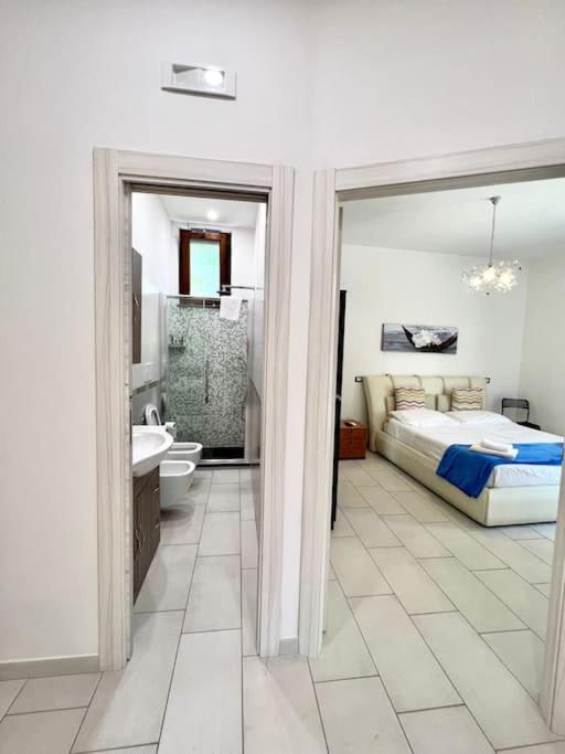 - une chambre avec un lit et une salle de bains dans l'établissement Sea House Sorrento(Near the sea) - Around Sorrento, à Meta