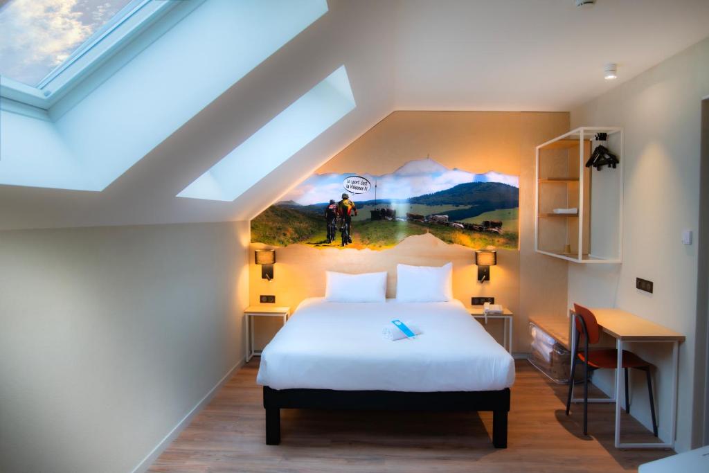 Postel nebo postele na pokoji v ubytování ibis Styles Clermont-Ferrand Aéroport
